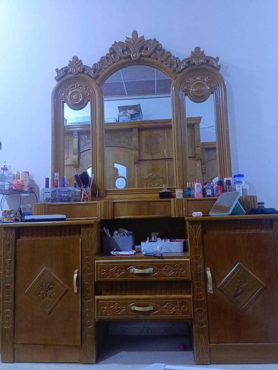 سلام عليكم من رخصة ادمن للبيع غرفه نوم جديده سمعمال قليل غرفه عراقي مال سوك حلوه مكاني تنومه شط العرب شراي يدلل سعر واحد ونص وبيه مجال رقمي  *********** وتساب
