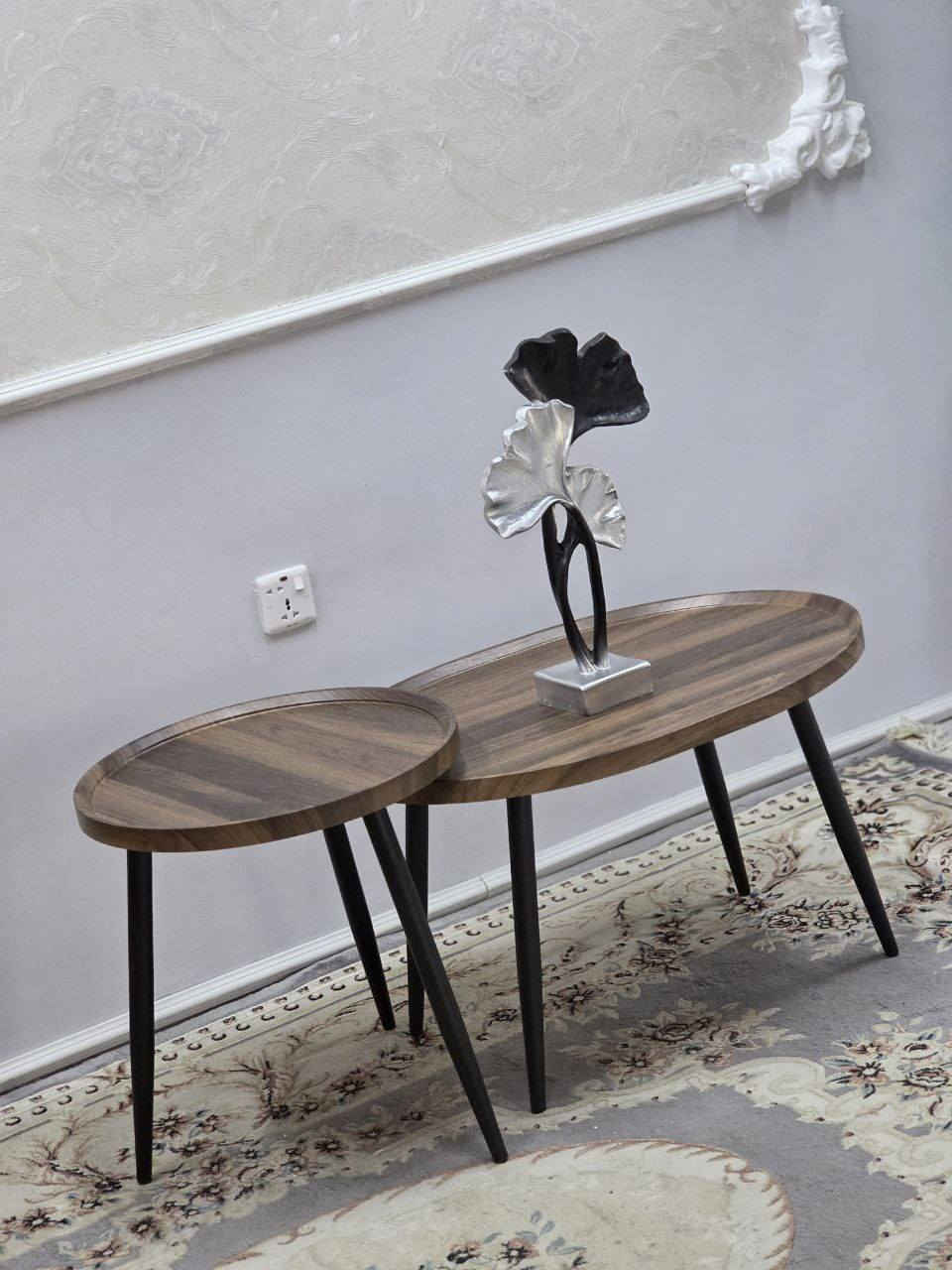 طبلة وسطيةمتكونة من قطعتين
السطح خشبي الارجل حديد 

 القياسات:
 الدائرية:
▪️ القطر: ٥٢ سم
▪️ الارتفاع: ٥٣ سم
 البيضوية:
▪️ الطول: ٧٩ سم
▪️ الارتفاع: ٤٨ سم


**إذا كنت صاحب هذا الإعلان وتريد حذفه لأي سبب، رجاءا أرسل رسالة إلى الدعم الفني**