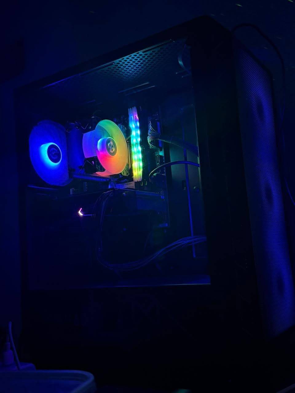 سيت اب للبيع مكون من كيس + شاشه كيمنك + كيبورد كيمنك + ماوس attack shark + ماوس باد 
-------------------
المعالج (CPU):

    •    Intel Core i5-12400F

كرت الشاشة (GPU):

    •    RTX 3060 12GB Dual Fan

اللوحة الأم (Motherboard):

    •    MSI H610 DDR4

الذاكرة (RAM):

    •    16GB 3200MHz RGB

التخزين (Storage):

    •    SSD M.2 سعة 512GB

مزود الطاقة (Power Supply):

    •    650W 80+ Plus

الكيس (Case):

    •    Gaming RGB مع 4 مراوح

مبرد المعالج (Cooler):

    •    MN-200 ECO Z

الشاشة (Monitor):

    •    24 بوصة

    •    دقة FHD 1080p

    •    معدل تحديث 165Hz

    •    لوحة IPS

    •    استجابة 1ms

كيبورد كيمنك بلو سوتج 60% rgb
ماوس attack shark غني عن التعريف 

-----------------------
السعر مليون و 350 كامل السيت اب
مكاني ناصريه - مركز 
رقمي ***********
