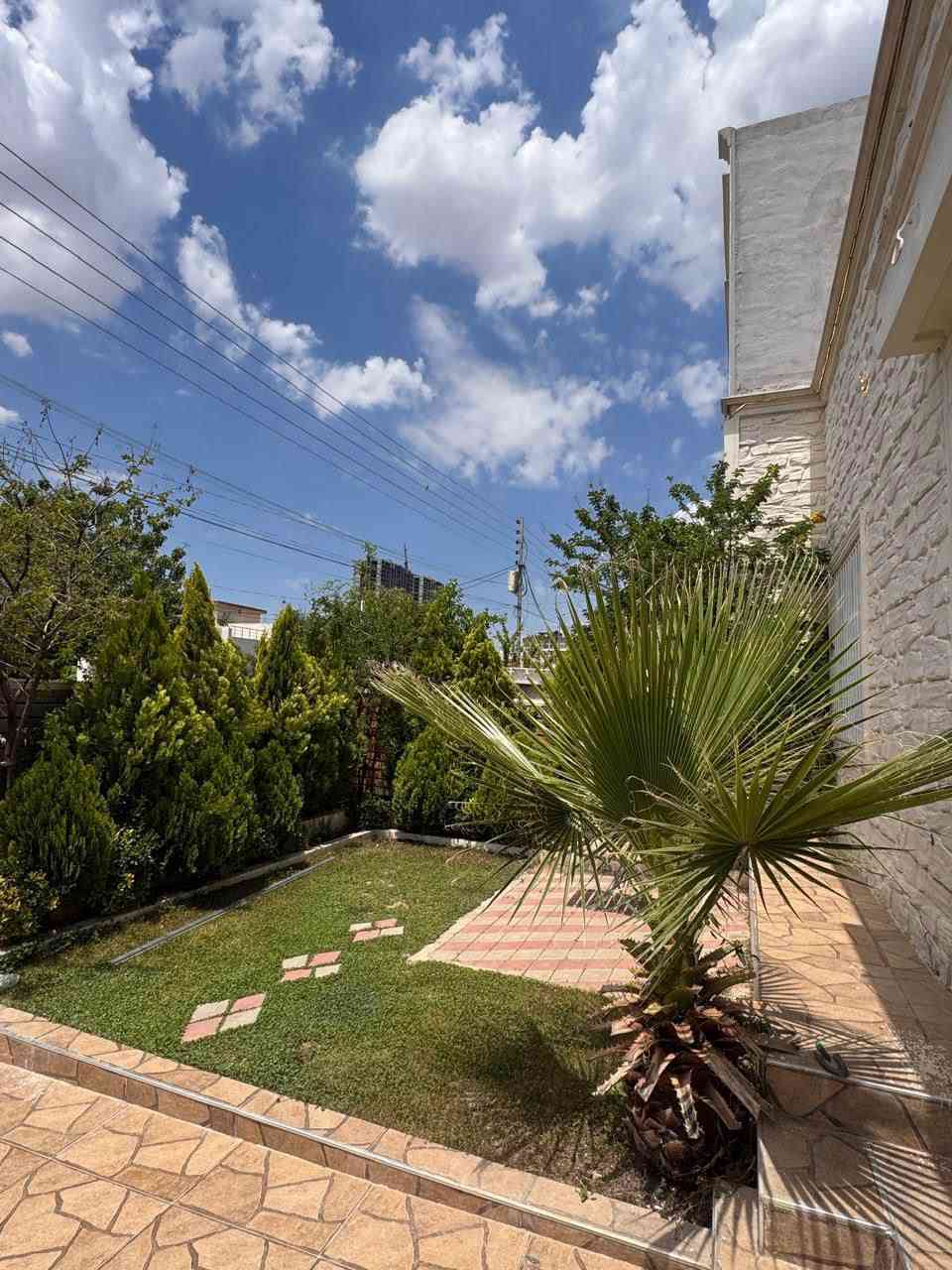 بيت للبيع بالمهندسين خلف شقق بلص لايف
200م
3غرف وصالة
هو والاثاث 
سعره 
110,000$
للتواصل

*********** أربيل, العراق
