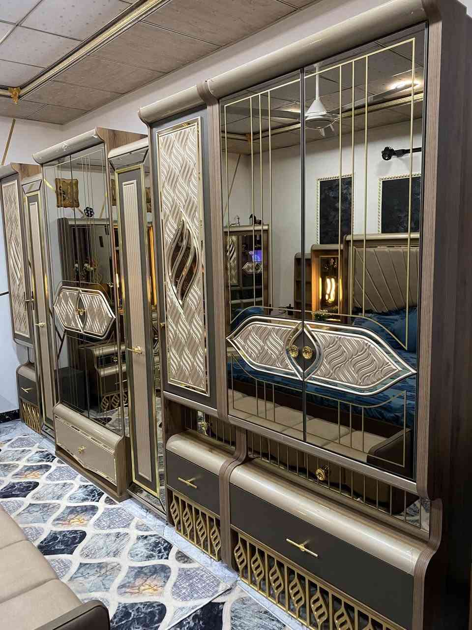 السلام عليكم
غرفة نوم تركي مودرن جديده جدا بعدها بلايلونها  استعمال  قليل جدا غرفة متانه وثكيله كله برغي وجوي 
لون مميز صبغ حراري ضهر الكنتور والأخشاب بلوك مع ملحق 
عدد البيبان الكنتور 8 مع الملحق 
يدات كلها حديد كنتور كله قطوعات 
غرفه 10 قطع اناره ميز تواليت وجوانب السرير
سرير مسرح ومخزن حديد اسفل سرير 
زاويه ام المخزن ومرايه مجرات واماكن خزن بيها متخلص 
بغداد الزعفرانيه 
واتساب واتصال ***********
