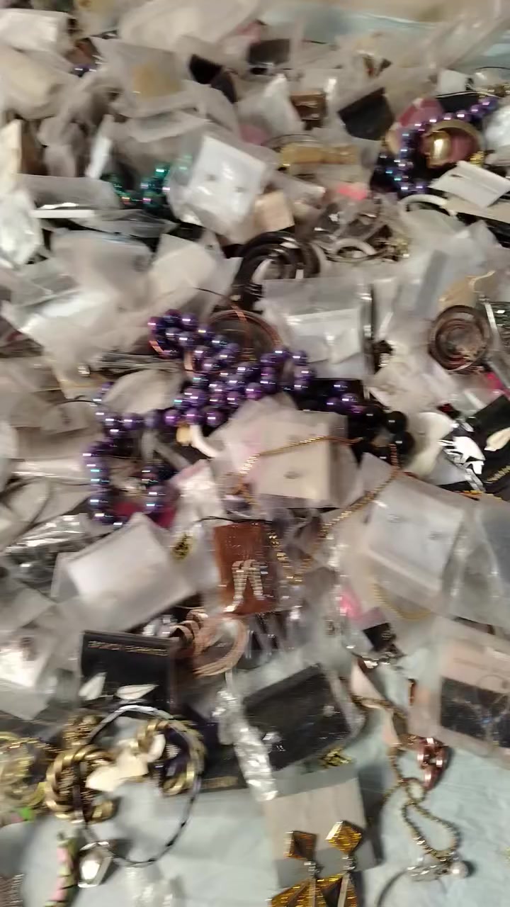 السلام عليكم اكسسوارات اوربيه أكثر من 450قطعه
السعر٤٠ الف
علماان بعض القطع مطليه بالفضه


**إذا كنت صاحب هذا الإعلان وتريد حذفه لأي سبب، رجاءا أرسل رسالة إلى الدعم الفني**