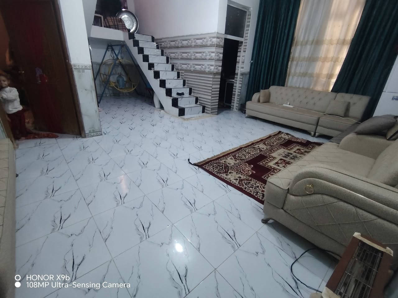 سلام عليكم

دار 250متر 

متكون من:: 
غرفتين نوم+استقبال+صالة+مطبخ +صحيات داخلي وخارجي+ حديقه++مع سبلتين عمودي وجداري 

المكان الكوت شارع النفط قريب عل حولي
(للاستفسار والسعر عل رقم) 
اثير***********
اسيا***********
