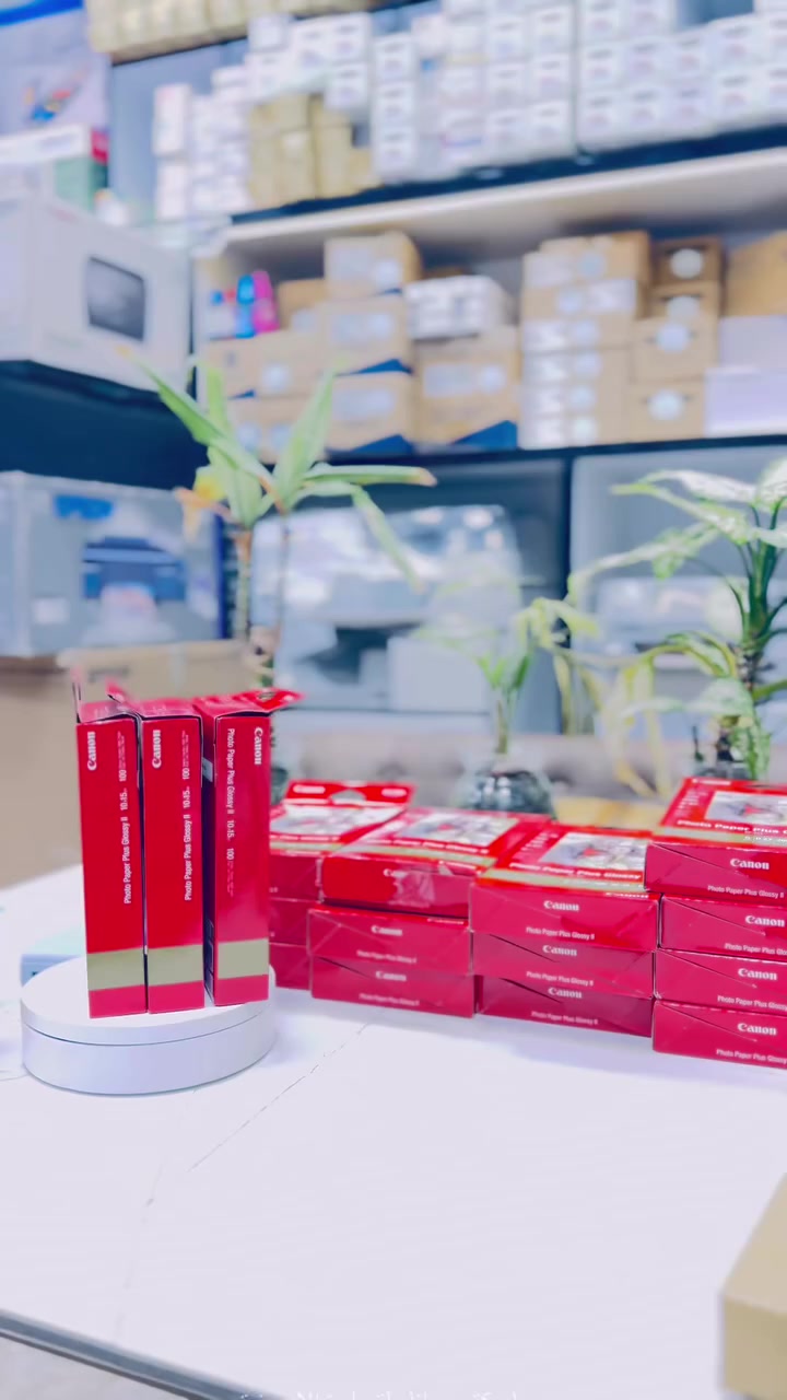 ورق صور فوتوغرافية من شركة Canon، 

وهو من الأنواع الممتازة (Plus Glossy II) المخصصة للطابعات النافثة للحبر (Inkjet). إليك ملخص لمواصفاته:
المواصفات الأساسية

• النوع: ورق صور فوتوغرافية لماع (Glossy) عالي الجودة.

• الموديل: PP-201.

• الحجم: 10 \times 15 سم (ما يعادل 4×6 إنش)، وهو الحجم القياسي للصور الشخصية والعائلية.

• الكمية: تحتوي العلبة على 100 ورقة.

الميزات التقنية

• الوزن (السماكة): 265 جم/م²، مما يعطيه ملمساً سميكاً وقوياً يشبه صور الاستوديو الحقيقية.

• السمك الدقيق: 0.27 ملم.

• درجة الجودة: حاصل على تقييم 5 نجوم من كانون، مما يضمن دقة ألوان عالية وجفافاً سريعاً للحبر.

باختصار: هذا الورق مثالي إذا كنت تريد طباعة صورك العائلية بجودة احترافية وألوان زاهية وتدوم طويلاً، خاصة إذا كنت تستخدم طابعة Canon PIXMA.

العنوان / بغداد -الكرادة خلف بدالة العلوية مقابل مستشفى العلوية الأهلي 

للتواصل 
***********
*********** 

#ورق
#ورق_صور
#عالم_الورق
#canon
#canonphotography
