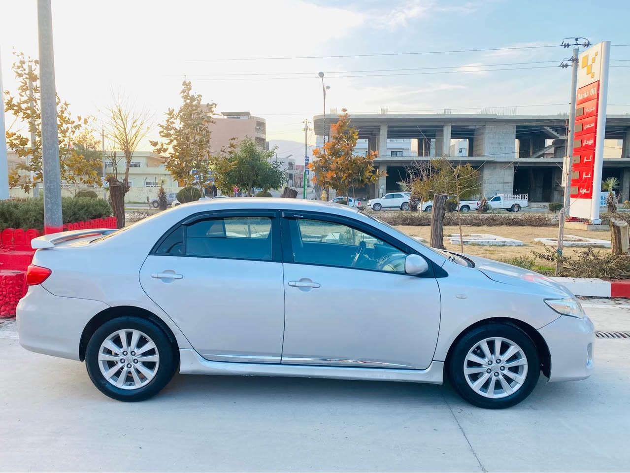 كرؤلامؤديل 2010
مه كينه گه وره 
گيرومه كينه به شه رت
سه ياره كه جوانوپاك ماوه ته وه كال بونه وه ي نيه
٣پاره چه بؤياخي هه يه
به بي ئه وه ي ناوي گرت بي
پيشو پشتي كه پسه 
ته حويلو خرامه به شه رت
نرخي خوار بازار
بؤنرخ كؤ منت بكه دي بؤت
***********
*********** رانية, السليمانية
