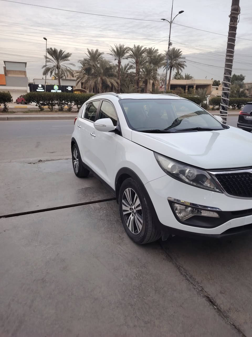 السلام عليكم سبورتج ٢٠١٦ السونار واضح كدامكم ماشيه ٢٤٥ كير مكينه مكفوله الباب بيه شخط ونصبغت على كده مدوشمه كشنات وكاعيه وصندوك كاميرا حساس يدات نيكل مري شفط اشاره بالمراية شباك خليه معروضه ١٦٠ وبيه مجال واذا مراوس بعد افضل ***********
