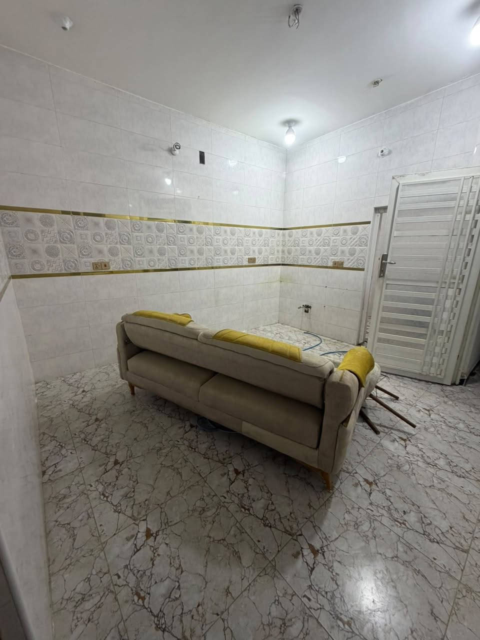 غرفتين وصالة وصحيات ومطبخ وسطح معزول 
الاداره المحلية خلف غرفة التجارة الايجار 550
للاستفسار وتساب فقط ***********
