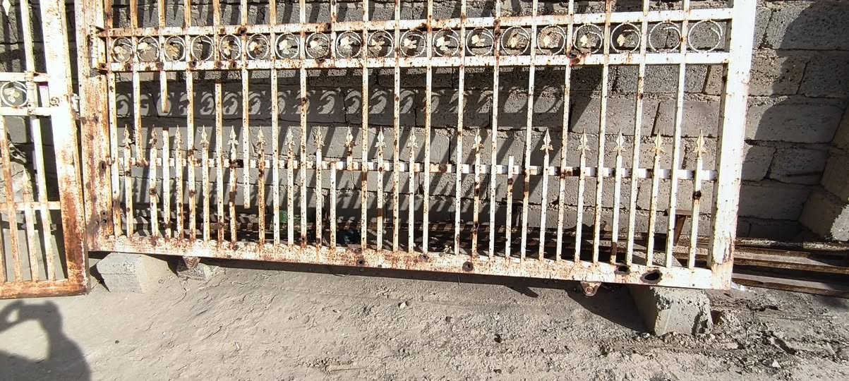 مكلف.....باب خارجي مستخدم بي شضايه من الأسفل قليله ينرادله ترتيب.. للبيع 
الطول 4متر......مع السچه السعر 175
***********
