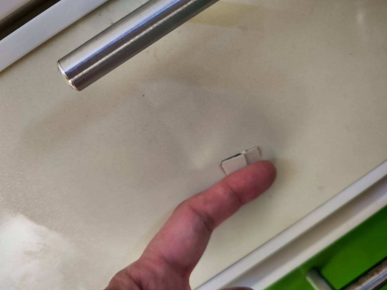 كاونتر تفصال مترين نضيف جدا بس بيه ضربه صغيره بالمجر
مع سنك متر وربع. السعر 250 وبيه مجال 

المكان صليخ للتواصل الاتصال ***********
