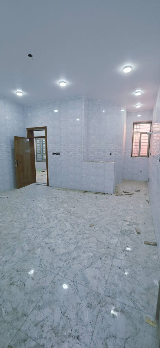 بسم الله إعلان بيت للبيع الرمادي ال٥كيلو نزلت جامع التقوى الشراع خلف محلات سعد البيلاوي تبعد عن شارع العام ٦٠متر المساحه ٢٠٠متر شارع ١٥متر سنه البناء ٢٠٢٦بعده صفر مامسكون نوع العقار طابو صرف تحويل مباشر الطابق الاول حجر الطابق الثاني بلوك يحتوي على ٤غرف نوم استقبال مطبخ حمام عدد ٣ البيت يباع نقد فقط أستفسار اكثر ***********
