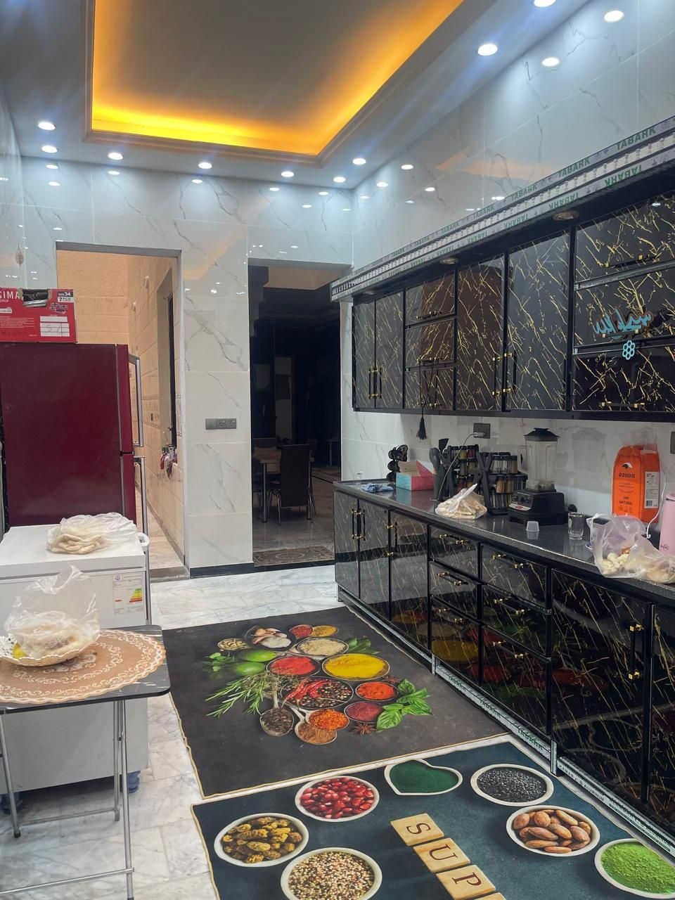 السلام عليكم عدنه هاذا البيت للبيع البيت درجه اولى حديث صار عشرة أيام من كمل البيت متعوب عليه بشكل بي كراج حديقه وست غرف نوم سويت وحمام خارجي الواقع فى منطقه حي اور ٦٠٠ بشارع ابو عبير  قرب مطعم بيت الفلصطيني *********** الاستفسار ع رقم بي وتساب
