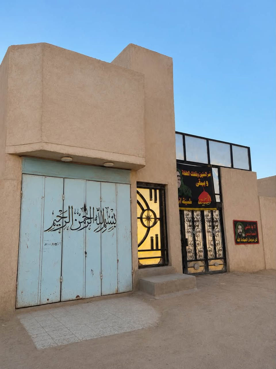� منزل للبيع
📍 الموقع:
البصرة – الزبير – شارع رسول الأعظم (الجسر الأخضر)، بالقرب من حسينية الرسول الأعظم، ويبعد عن السوق حوالي 3 دقائق فقط.

📐 مساحة العقار:

* 272 متر مربع.

🏠 مواصفات المنزل:

* 7 غرف.
* 2 صالة استقبال.
* 1 ديوان.
* 1 مطبخ.
* 3 صحيات (حمامات).
* كراج للسيارة.
* ضمن مساحة العقار شقة سكنية مستقلة.
* محل تجاري ضمن العقار، مناسب للاستثمار أو ممارسة نشاط تجاري.

✨ مميزات الموقع:

* يقع على شارع رئيسي.
* قريب من السوق والخدمات الأساسية.
* قريب من المدارس والحسينية والمراكز الخدمية.
* موقع مناسب للسكن والاستثمار في آنٍ واحد.

📞 للاستفسار والمعاينة:
***********
