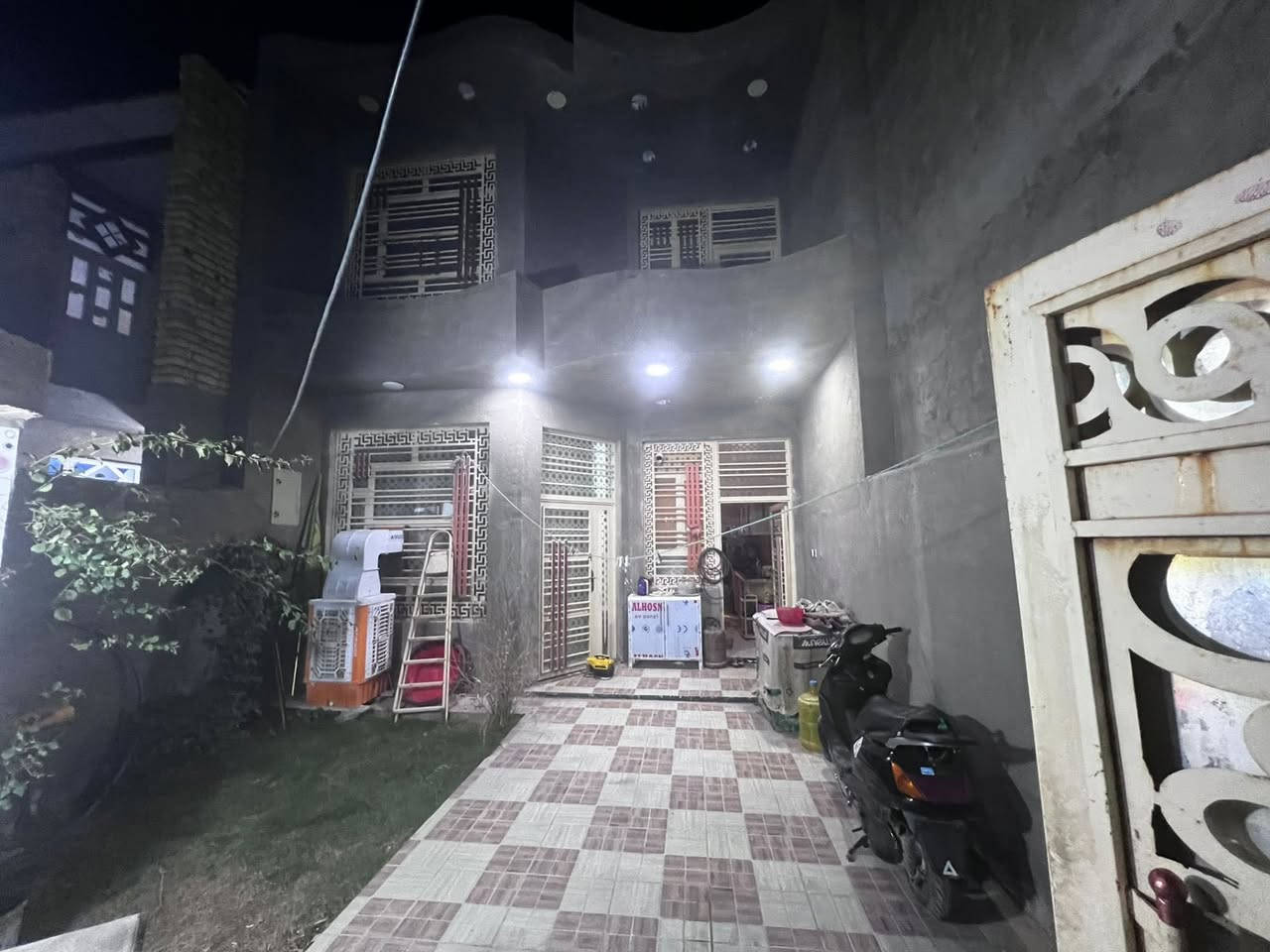 دار للبيع الشهداء/الدبيه الثانيه
مقابل جامع القرأن الناطق بالفرع
الطابق الأول/كراج. حديقه. استقبال. مطبخ. صحيات داخلية وخارجية. صالة. غرفة نوم. منور. 
الطابق الثاني /غرفة نوم . صالة. صحيات. السطح شتايكر. بناء 2021. ***********
