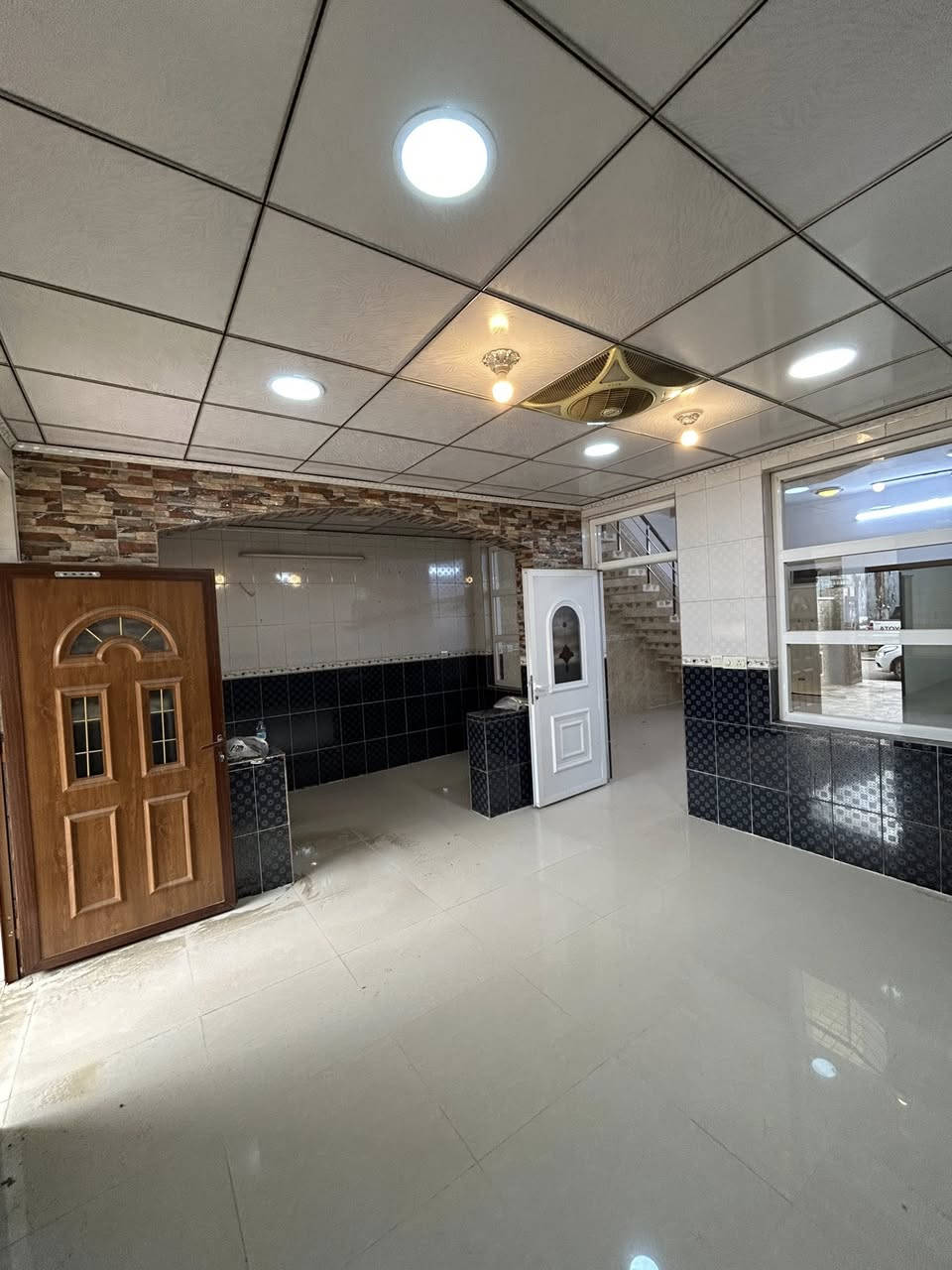 بيت للايجار في منطقة 5 حساروك 
مساحة البيت 125 متر واجه شروق 
قريب كلش على السوك 
3 غرف وصاله+3 حمامات 
بيت جدا نظيف 
للتواصل:*********** واتساب 
***********
