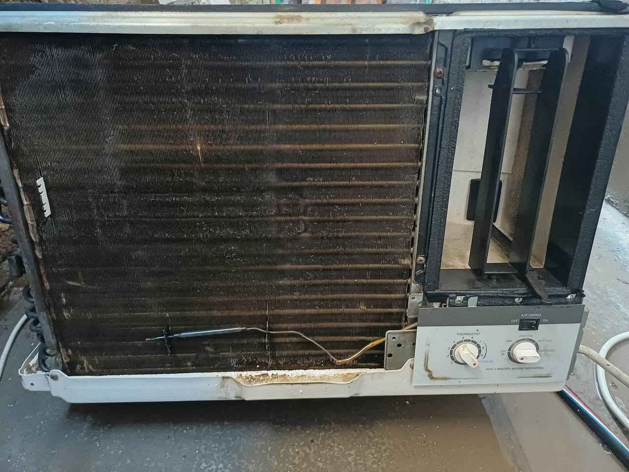 مكيف وستن طن ونص نظيف سعره ١٢٠ وبيه مجال قليل عنوان قبله هاتف ***********
