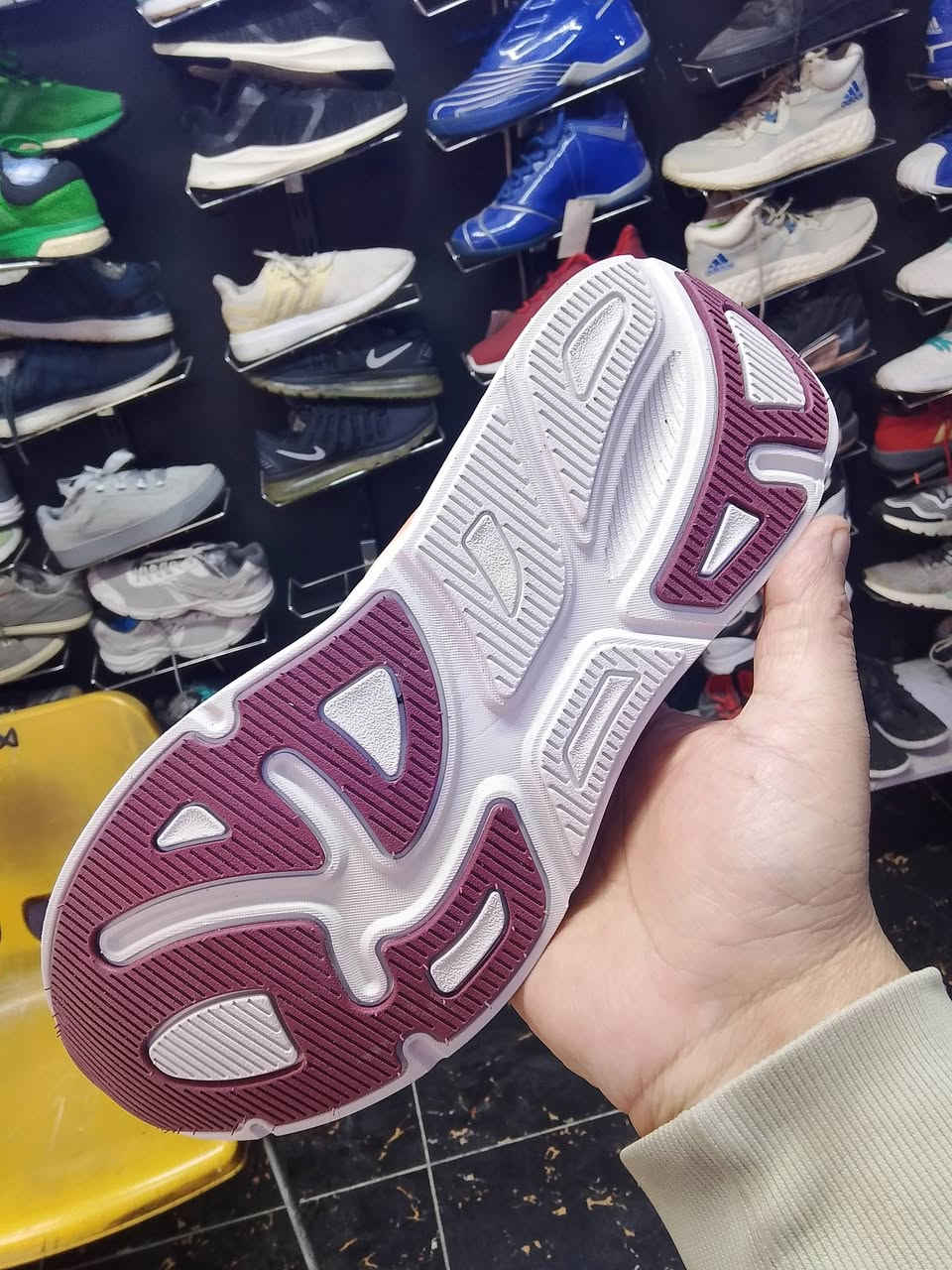 قطعه نايك كلش راقيه طرگه طبيه جدا مريحه لون راقي
تصميم عصري خفيفه بدون وزن
القياس..45
طول القدم 28.5سم
للحجز والاستفسار راسلنا واتس اب وماسنجر عله الرقم الموجود ***********ابو ايمن
