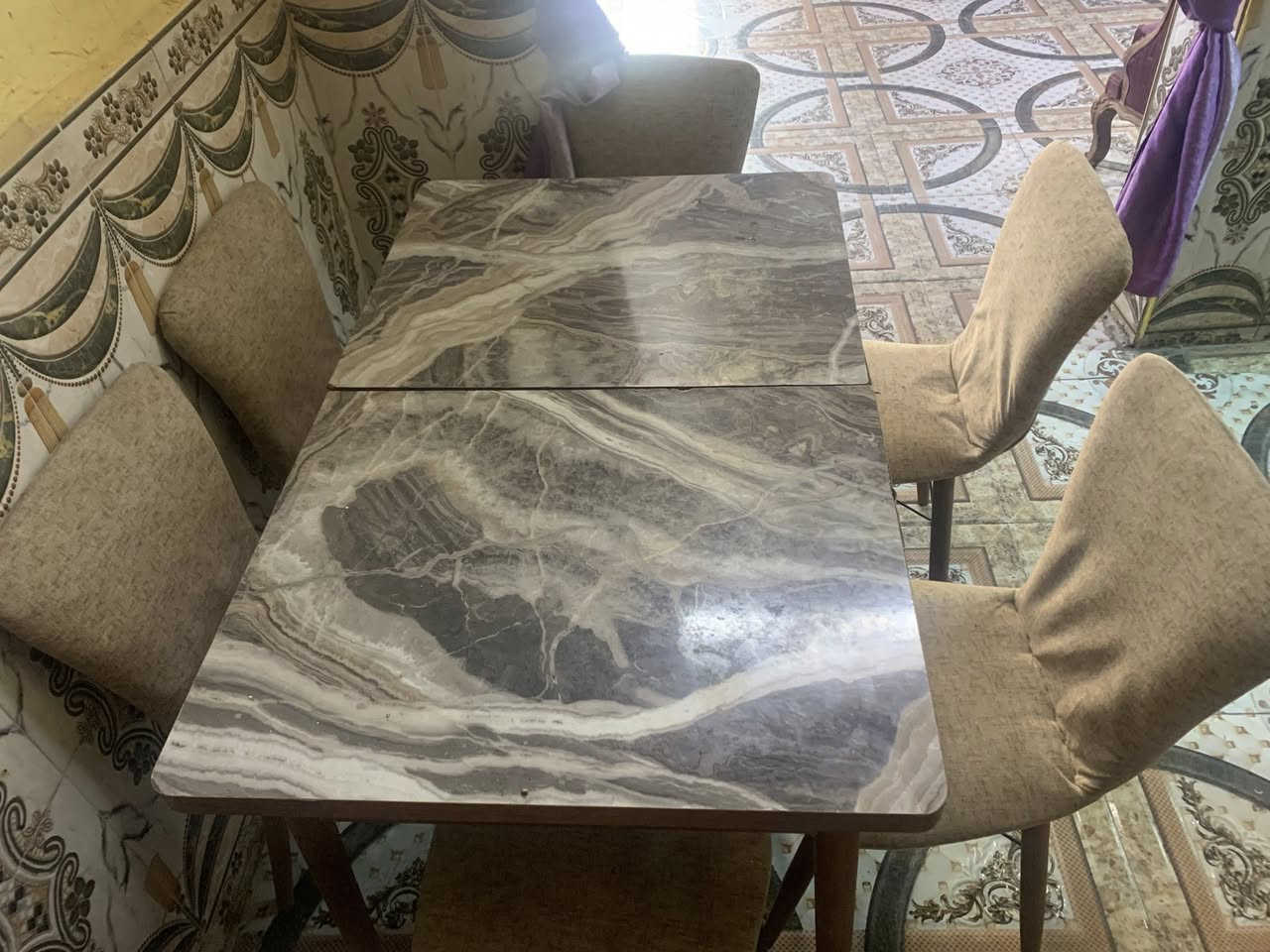 ميز طعام نضيف لسعر ١٥٠ لعنوان زبير ***********
