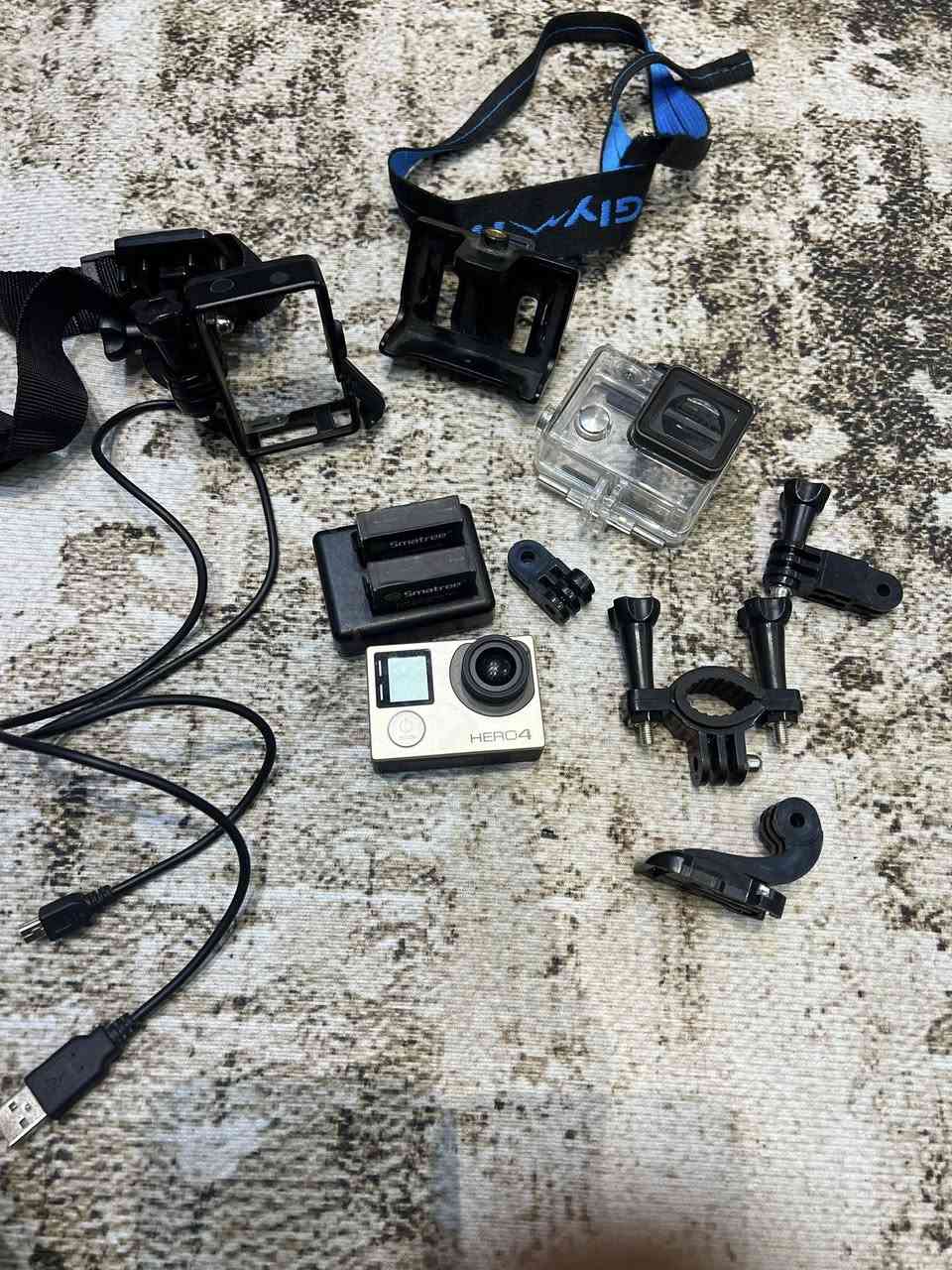 كامرا gopro hero4   نضيفه ستخدام قليل مع بطارية عدد2 مع شاحنه قاعده وكيبل مع ستند حمال راسي اصلي عدد 2 ضد المي وعادي 
مع قاعده ستند مع ملحقات اخره 
تصوير4K حقيقي وفوا HD
نظام مانع اهتزاز للتصوير 
سعر 100 قفل 
يوجد توصيل جميع المحافظات 
***********
