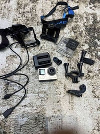 كامرا gopro hero4   نضيفه ستخدام قليل مع بطارية عدد2 مع شاحنه قاعده وك...