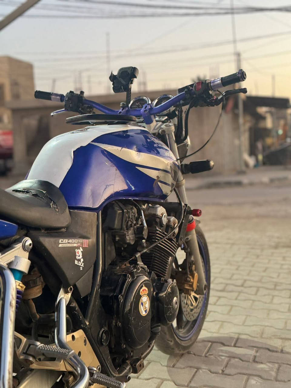 السلام عليكم
دراجه CB400 جيل الثاني تعليمي
دراجه أوراق اصولي  
دراجه مكينه مفتوحه مره وحده يم ابو رقيه وميحتاج اسولف عن ابو رقيه معروف شنو شغله 
دراجه مديل 2006 
اكزوز رياضي 
بك فاير بيها 
دراجه بيها انطلاقيه كلش حلوه 
1.2.3 بطناش 
تعال افحص اطلع بيها تراي وين ما اعجبك جيك وقتنع 
السعر 1500  وبيها مجال لطيبين
دراجه بيها نواقص بسيطه 
ابيع ع هذا موجود 
مكاني كربلاء 
يم ملعب كربلا جديد 
رقم تلفون ***********
