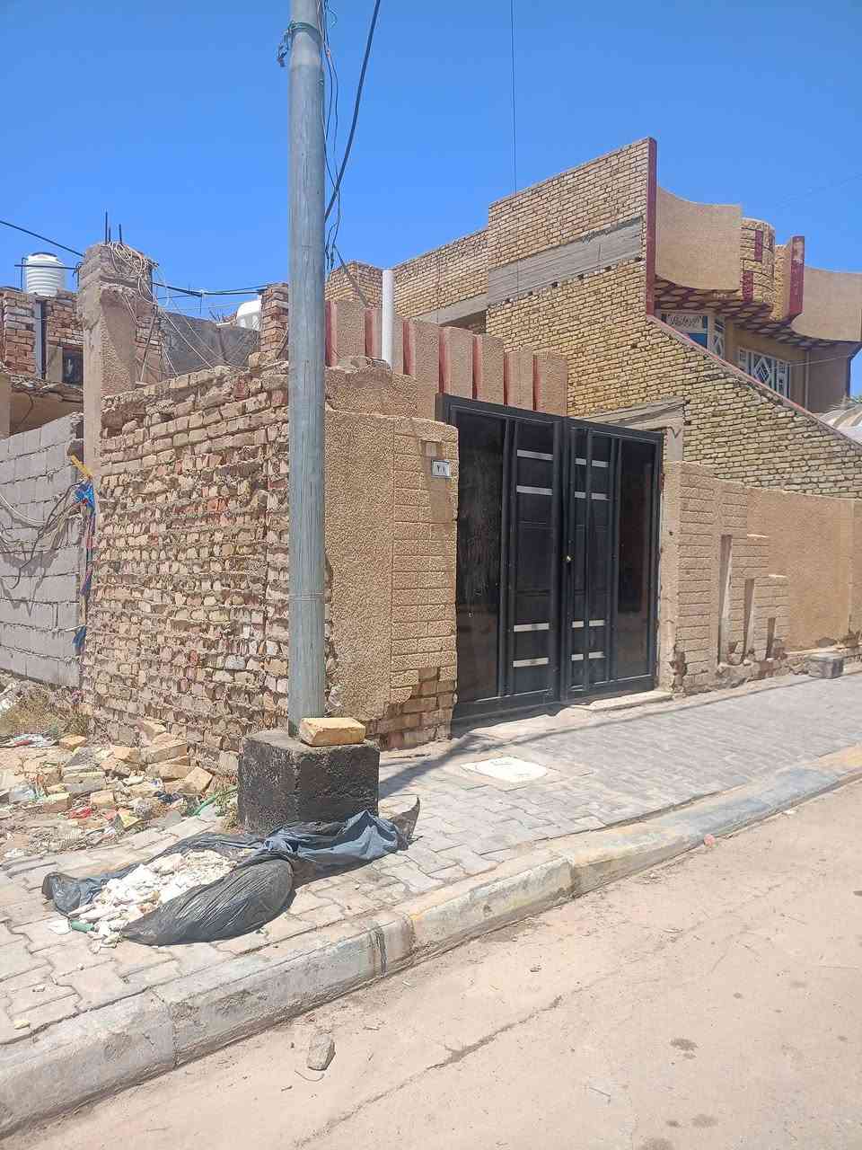 للبيع قطعه 200متر في الشهداء خلف مدرسه7نيسان خدمات كامله قرب الشارع العام.....***********
