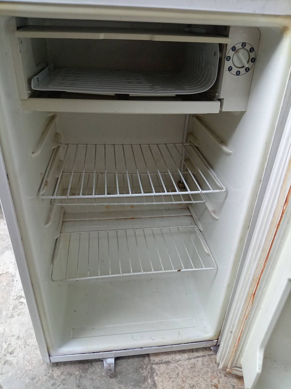 ثلاجه صغيرة مال غرفة مستعملة للبيع نضافتها ٨٠ بل ١٠٠
للاستفسار مراسلت الصفحة أو الاتصال على الرقم ***********
