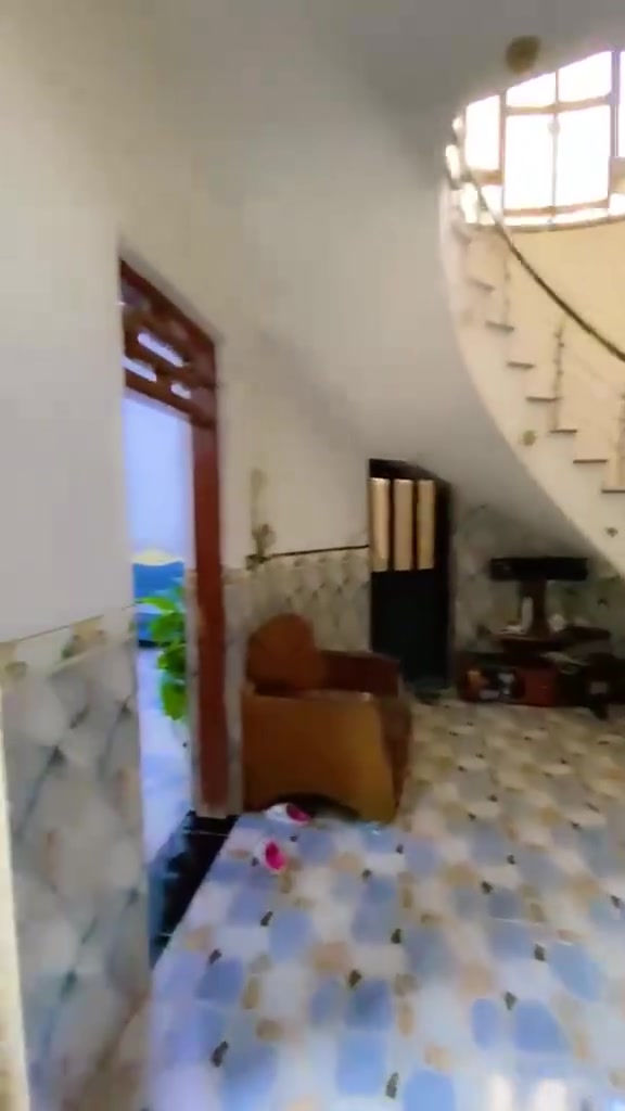 🚨🏠 عقار للبيع: بيت طابقين بمساحة ممتازة وشارع عريض وساحة .

📍 الموقع: واسط - قضاء الصويرة - حي العسكري.📐 

:المساحة: 200 متر مربع (بناء طابقين كامل وجاهز للسكن).

الطابق الأرضي (الأول): غرفتين نوم + صالة + استقبال كبيرة + مطبخ + مجمع صحيات.

الطابق العلوي: غرفتين نوم + مجمع صحيات.

النواقص: البيت مكتمل وجاهز من الداخل تماماً ومجهّز للسكن الفوري، النقص فقط في (الواجهة الخارجية والستارة )، وتكدر تسكن وتكملها .
للاستفسار :
***********
***********

