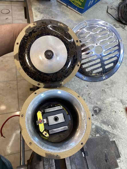 سلام عليكم هورنات جنح الماني اقراص اندي مكصوصات للنعومه سعرهن ٤٢٥ وبيهن مجال مكاني نجف هورنات جدد وحلوات ***********
