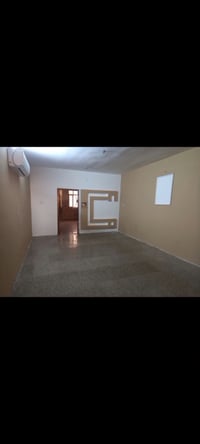 بيت طابق ثاني للايجار حي القاهره الضباط خلف حلويات عدنان للاستفسار  ٠٧...