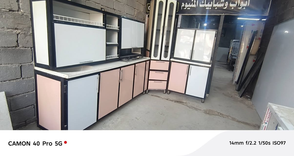 مستخدم نضيف كله مرمر مع الطباخ 
***********
