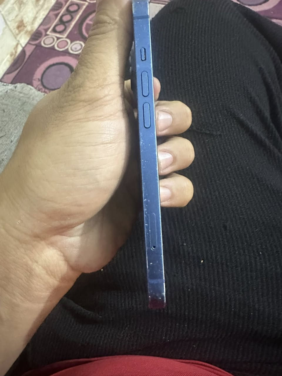 ايفون 13 
ذاكره 128 
بطاريه 74 ‎%‎
الجهاز ممفتوح ابد كارتونته وغراضه الاصليه موجودات 
التلفون من اشتريته جديد  لهسه على ايدي الشاشه بيها شخوط شخووط مو كسر جهال مشخطيها سعره 300 الف الي يريد يراسل على رقم او واتس اب مامتواجد انستا 
***********
