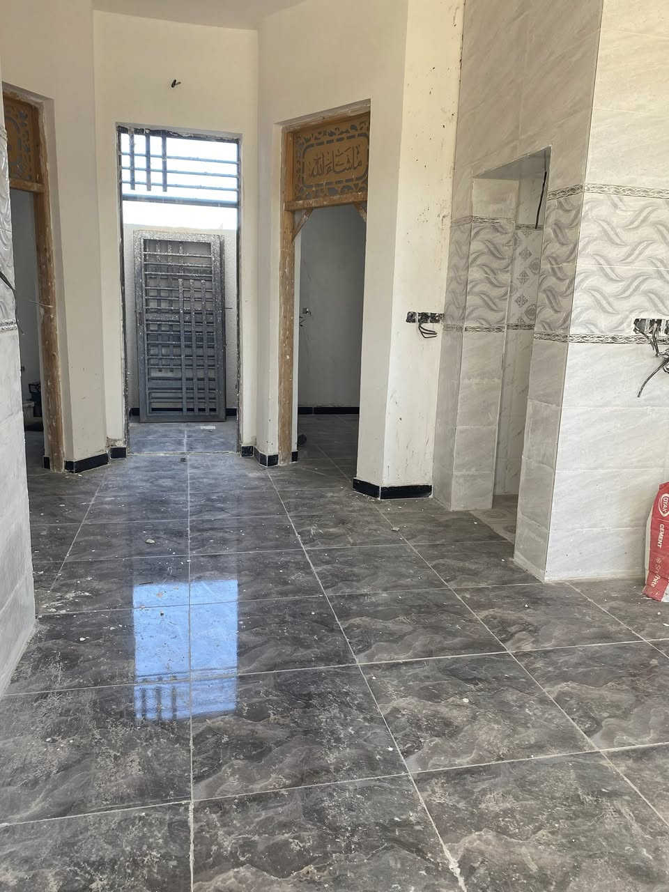 سلام عليكم بيت ١٠٠ طابقين يحتوي ٤ غرف واستقبال ومطبخ  بناء حديث مكان الراشديه ٧ نيسان ***********
