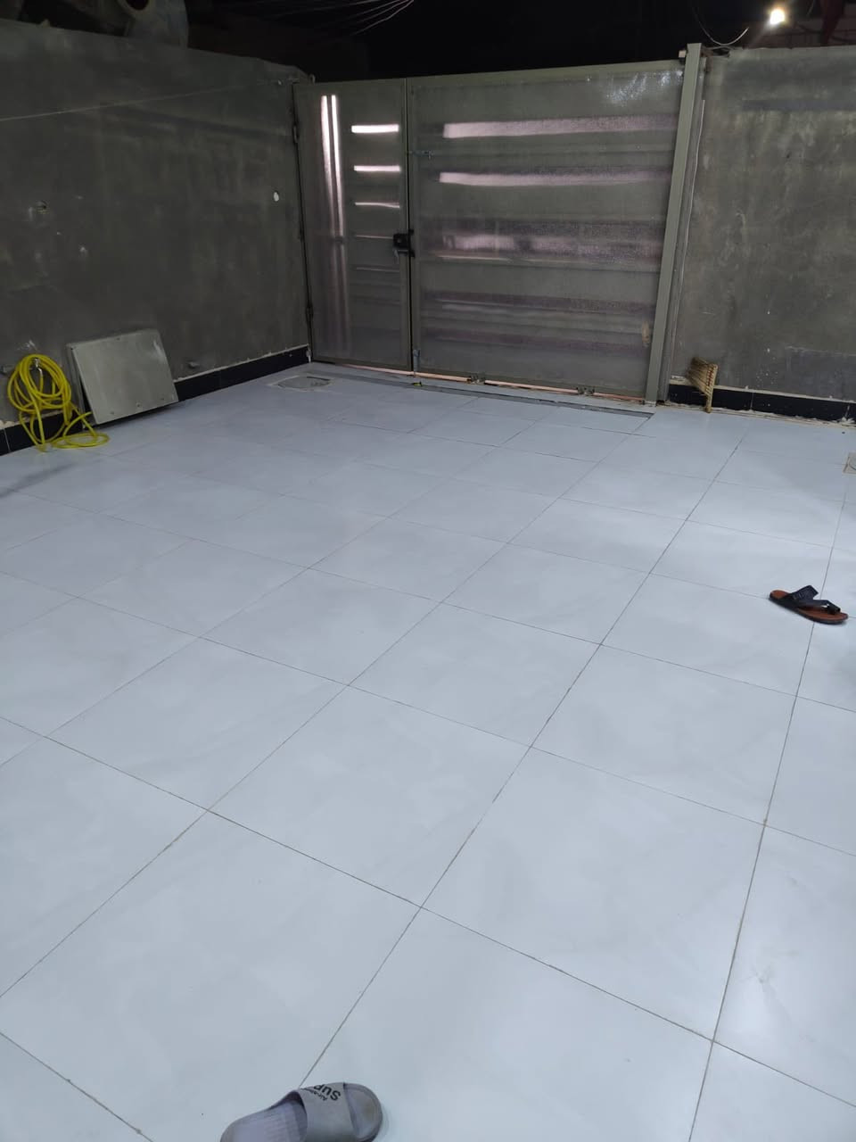 السلام عليكم 
بيت مساحه 200 متر بناء حديث وجديد  
طابو صرف يحتوي البيت على 
غرفه نوم 2 
صاله 
استقبال 
مناور 2 
صحيات داخليه وخارجيه 
طابق واحد 
طابق ثاني صاله كامله 
العنوان التضحيه شارع العياده ثاني الستداره 
البيت فرعي مقابل مجمع الكرار الفرع صب تواصل واستفسار عل اتصال 📞 
***********
