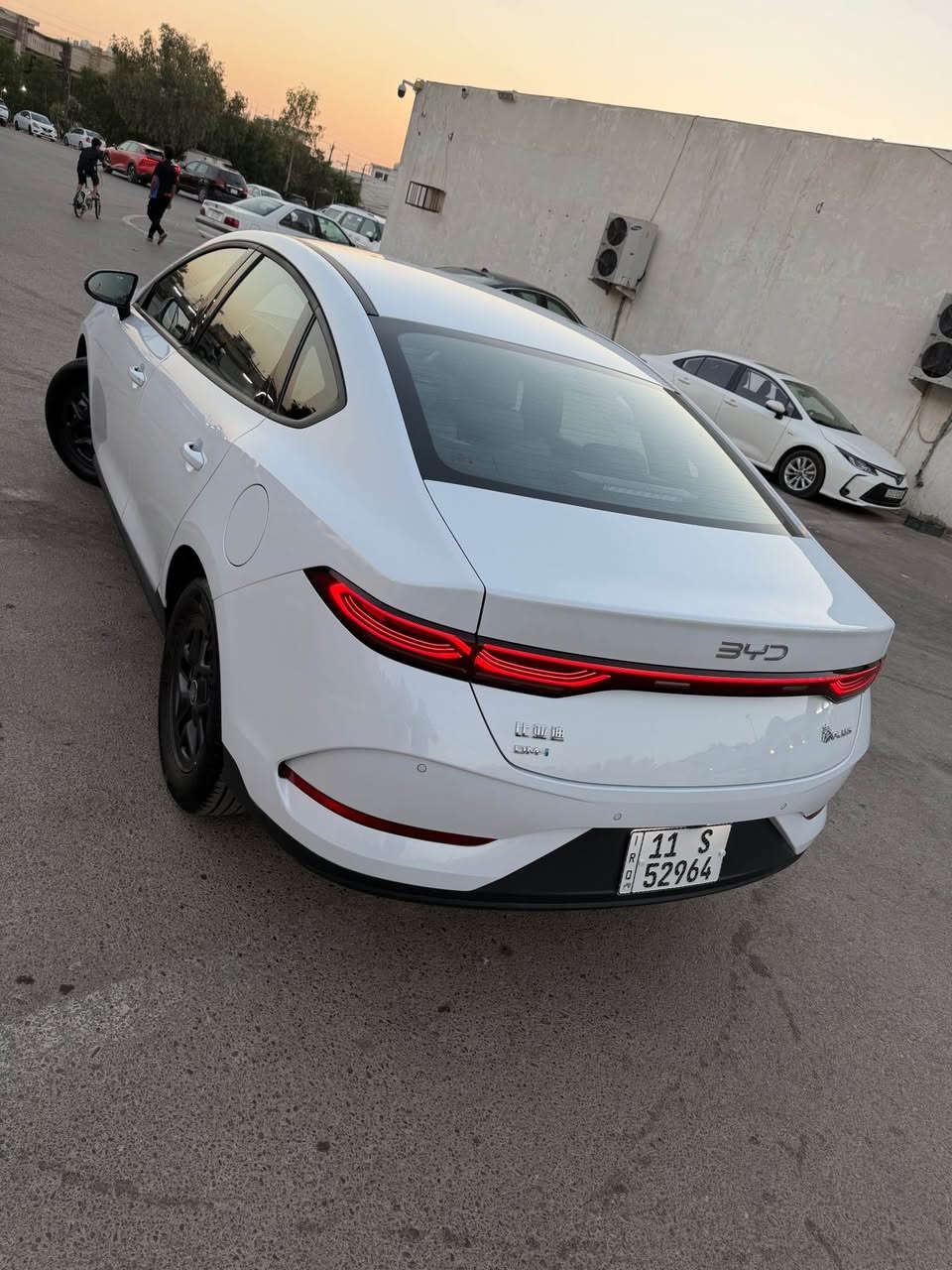 السلام عليكم byd Qin plus 2025 للبيع ماشية 3700 مكفولة كفالة عامة بيه شخطين فقط موضح بلصور رقم بغداد مكان السيارة بغداد العامرية السعر 18800 وبيه مجال بسيط *********** بغداد, العراق
