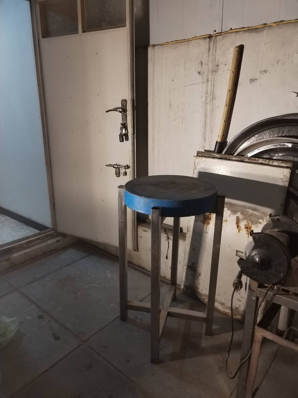 اخوان من رخصت الادمن اريد أعرض أغراض مطعم للبيع ماكنت حمص صناعيه للبيع مع بلانكوات وسفديجات ومصافي كبيره ستيل وكنارات لحم وتختت قصاب للبيع والسعر قيم بما يرضي الله وبيع ان شاء العنوان صليخ الرقم ***********
