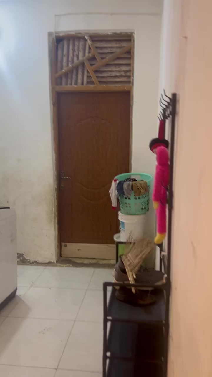بيت للبيع منطقة حواس نزلت الحسينية قرب المولد
البيت طابقين الطابق الاول غرفتين نوم وصاله ومطبخ واستقبال وصحيات  وكراج

الطابق الثاني يحتوي على غرفتين وصاله وصحيات

يحتوي على درجين واحد داخلي والثاني من الكراج تصعد للطابق الثاني

البيت للبيع او مرواس بيت بداخل العزيزية

السعر معقول 

للاستفسار الاتصال على ***********
