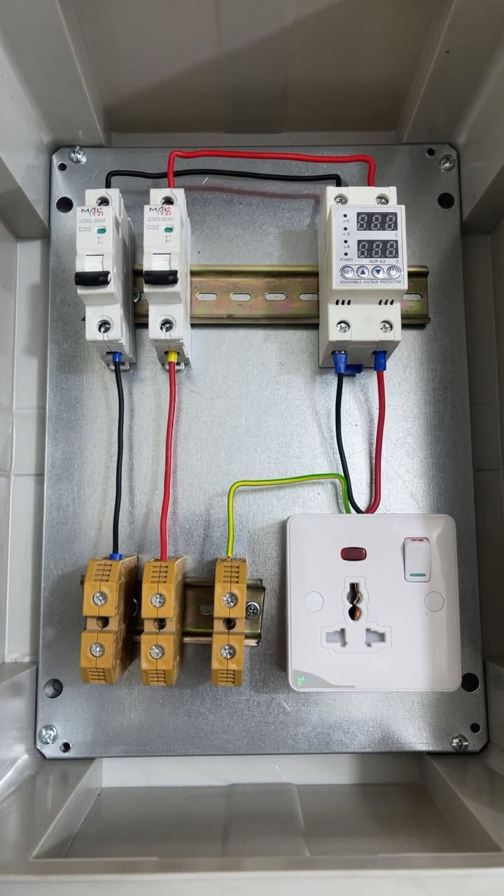 السلام عليكم
بورد حماية لشحن السيارات الكهربائية 
مثل ما موضح بالفيديو والصوره 
اجهزه المستخدمه ماليزيه الصنع اصليه
سعره ٦٥ الف المكان بغداد 
وأهلا وسهلا بالجميع ❤️


**إذا كنت صاحب هذا الإعلان وتريد حذفه لأي سبب، رجاءا أرسل رسالة إلى الدعم الفني**