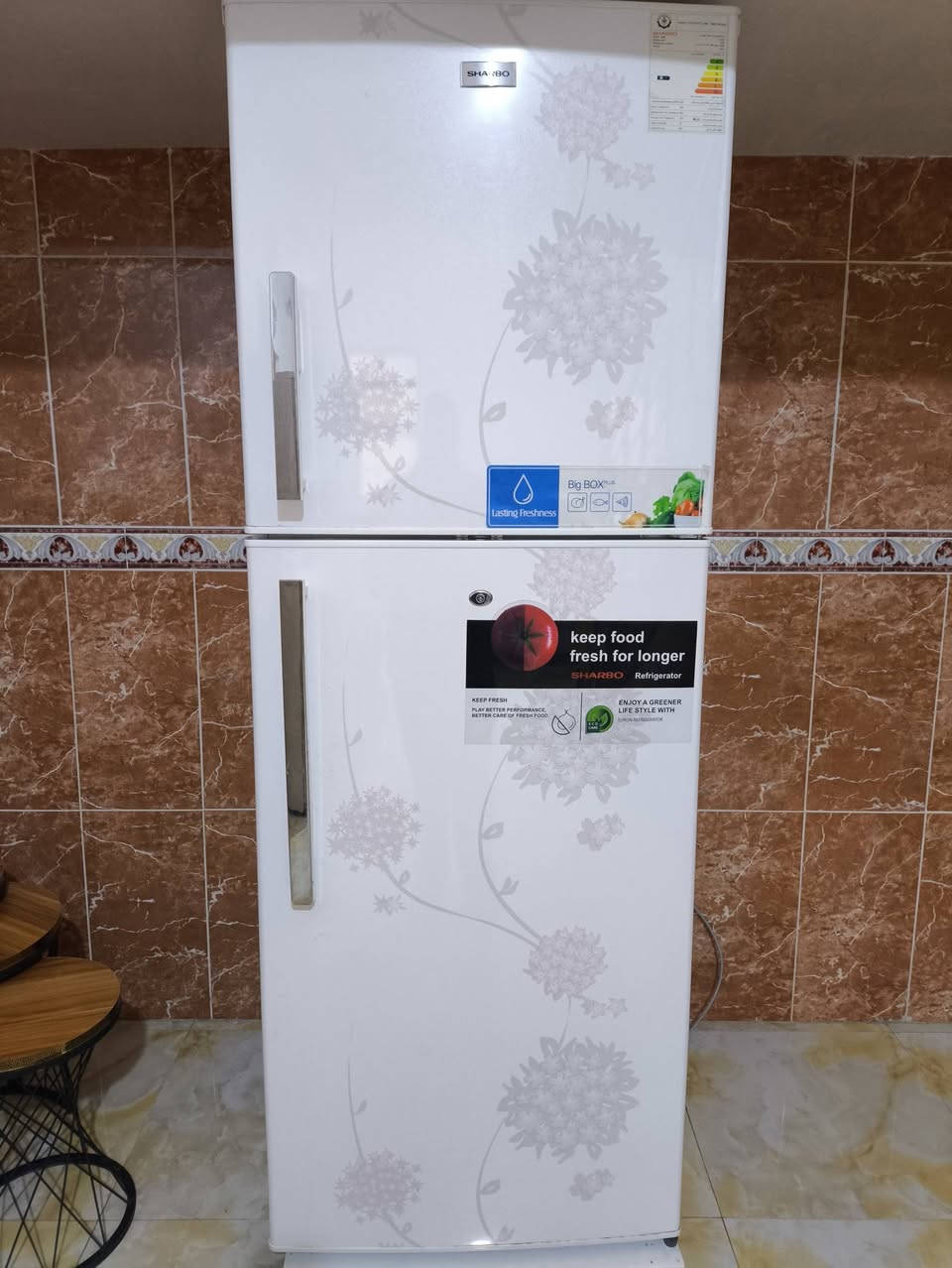 سلام عليكم ثلاجه من نوع SHARBO للبيع ما ناقصهه اي شي كامله مكمله تثليج فول مثل ما واضح بل صوره السعر =300 وبيه مجال حك الجيه 
هاذه رقمي . ***********
