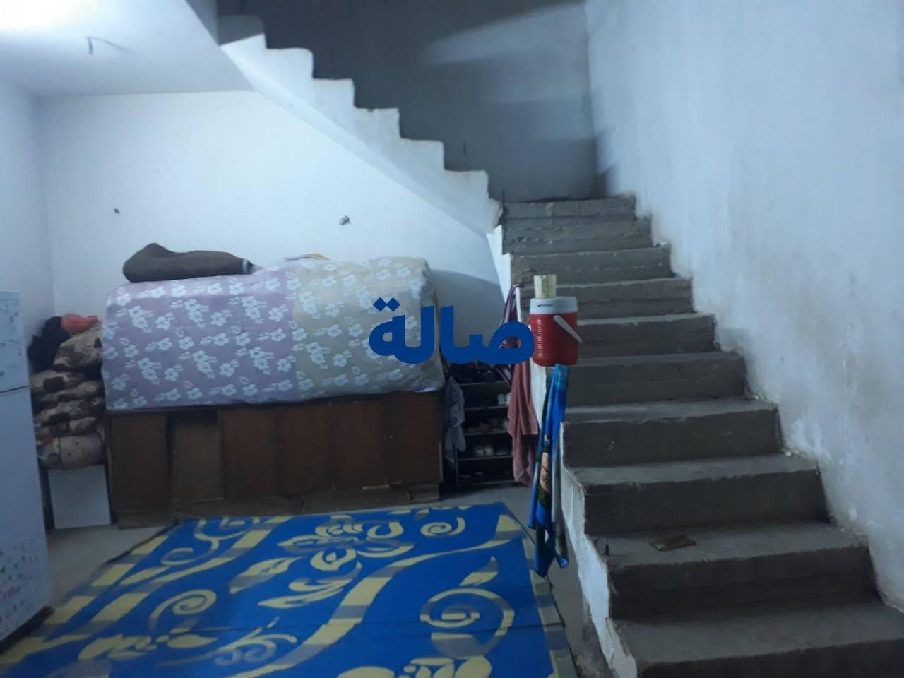 بيت للبيع المساحة 210 طابق واحد صب مسلح السطح مطبك اشتايكر مقابيله حديق خدمات مي ومجاري وكهرباء  
استقبال + مطبخ + صالة + غرفتين + مناور عدد٢ + صحيات داخلية وخارجية 
الموقع الاستكشافات  خلف معمل غاز شارع السجة ظهر الملعب ثاني بيت بعد الركن مقابيله حديقة ماكو جيران@ السعر ٧٥ مليون بيه مجال 
هاتف ***********
