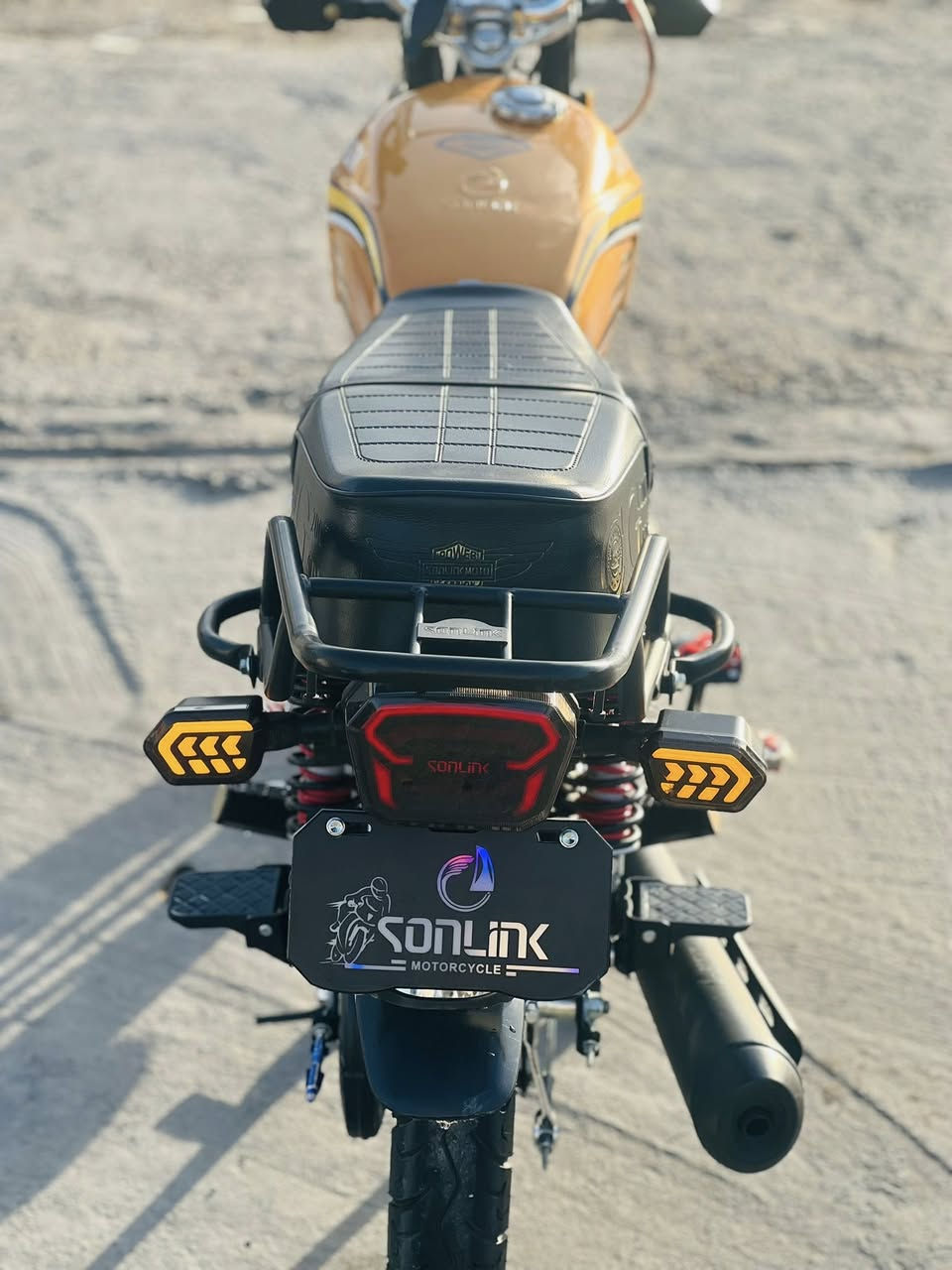 السلام عليكم

للبيع أيراني سونك موديل 2025 محرك 200  ممفتوح دراجه بلاديه كهربائياته كلها شغاله تايرات جدد بعدهن السعر 925وبي مجال بسيط مكاني رمادي شارع 40 

للستفسار ***********
