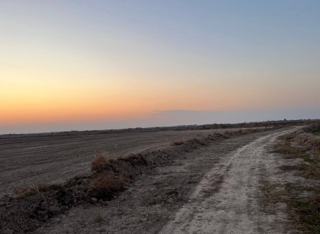 السلام عليكم.. أرض زراعيه للبيع مساحه 4 دونم مع بيت يتكون من 3 غرف ومطبخ وصحيات وهول يحتاج ترميم فقط بالاضافه الئ ملحق هيكل بناء 2018  العنوان الخضر قرية الصافي(ال عيون) يبعد عن قضاء الخضر 9 كيلو 
للاستفسار مراسلة الصفحه او الاتصال علئ الارقام التاليه.. 
*********** واتساب

***********
