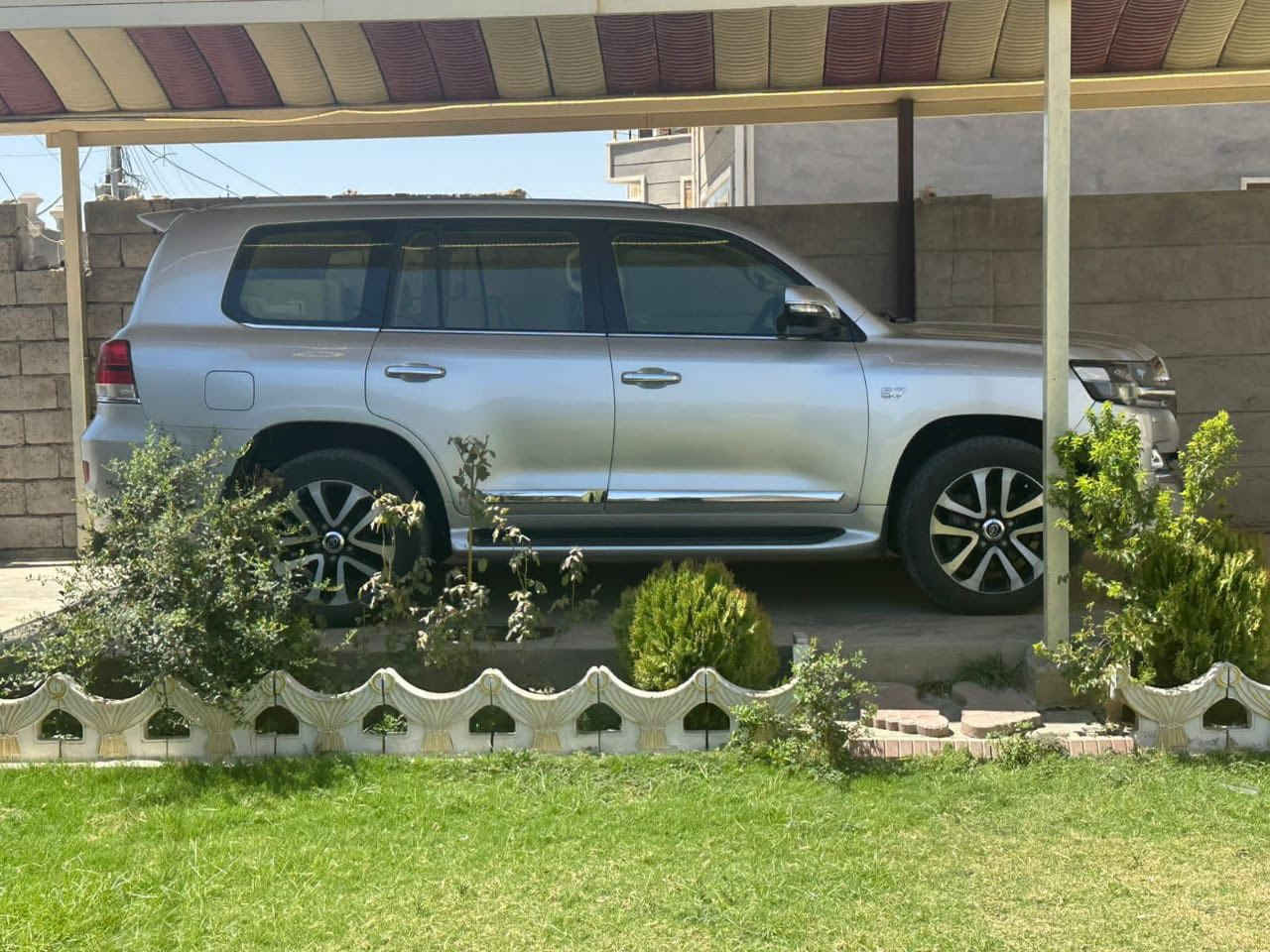 سلام عليكم 🫡 لاندكروز 2016 موصفات السيارة اعلى فئه VXSسيارة جكات وسونارهاا كدامك مثل ما موضح 
مكان السيارة الكاظميه 
لاستفسار ***********
السعر 490$
وبيهه مجال بسيط
