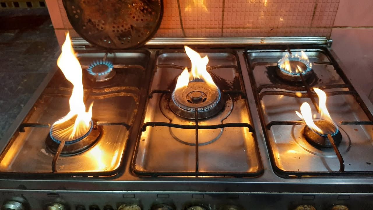 ورشة الضياء لتصليح الطباخات والصور ابلغ من التعبير نحن اهل لثقتكم لدينا خدمة تصليح في المنزل ارسل صورة للطباخ والموقع ***********
