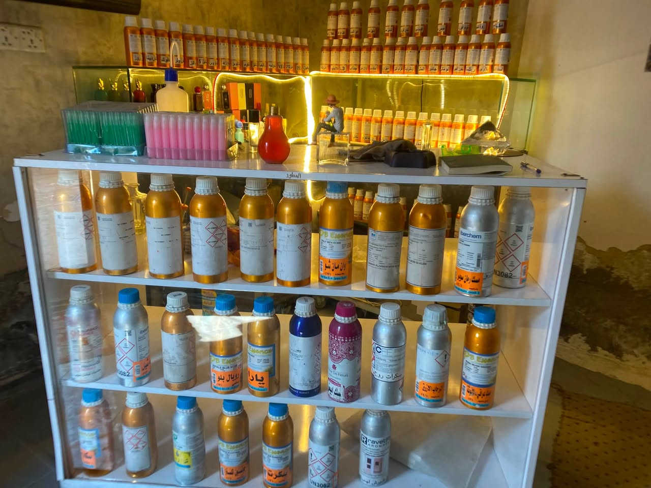 عطور مع جامخانات ٣ بسعر مناسب لمشروع صغير للتواصل ***********
