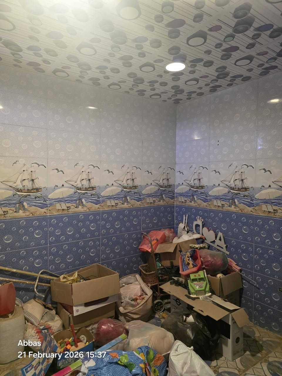 بيتين للبيع 
بدور مجلس المحافظة 
كل التفاصيل في الفديو و مكان المجمع و تصوير البيت
الصور الموجودة هي صورة الغرفة في الطابق الثاني في البيت الاخر 
***********
