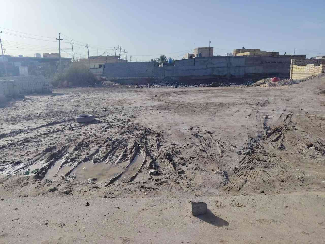 قطعة للبيع زراعي 700م مدفونة وجاهزه  الموقع حي الجوادين سوق الشيوخ  نزلة سيد وحيد..... القطعة مخدومة ماء ..كهرباء..  تبليط... مجاري.. +2000بلوكة داخل القطعة....علماا يباع نص القطعة. او 200م.  وجة القطعة 35م النزال 20م لاستفسار ***********اتصال +واتساب نستقبل جميع العروض في مكتبنا الكائن في حي الجوادين قرب مدرسة شريف الرضي
