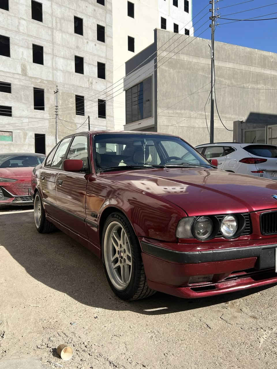 السلام عليكم للمراوس فقط على وضعها 525  مسكر  فاينوس اصل بليته ومكينه وسنويه موديل 1992 فتحه دبل ايرباك دبل جكمجه السياره قبل لحادث مابيها اي حادث ولا نواقص مكاني الدوره الرقم ***********

