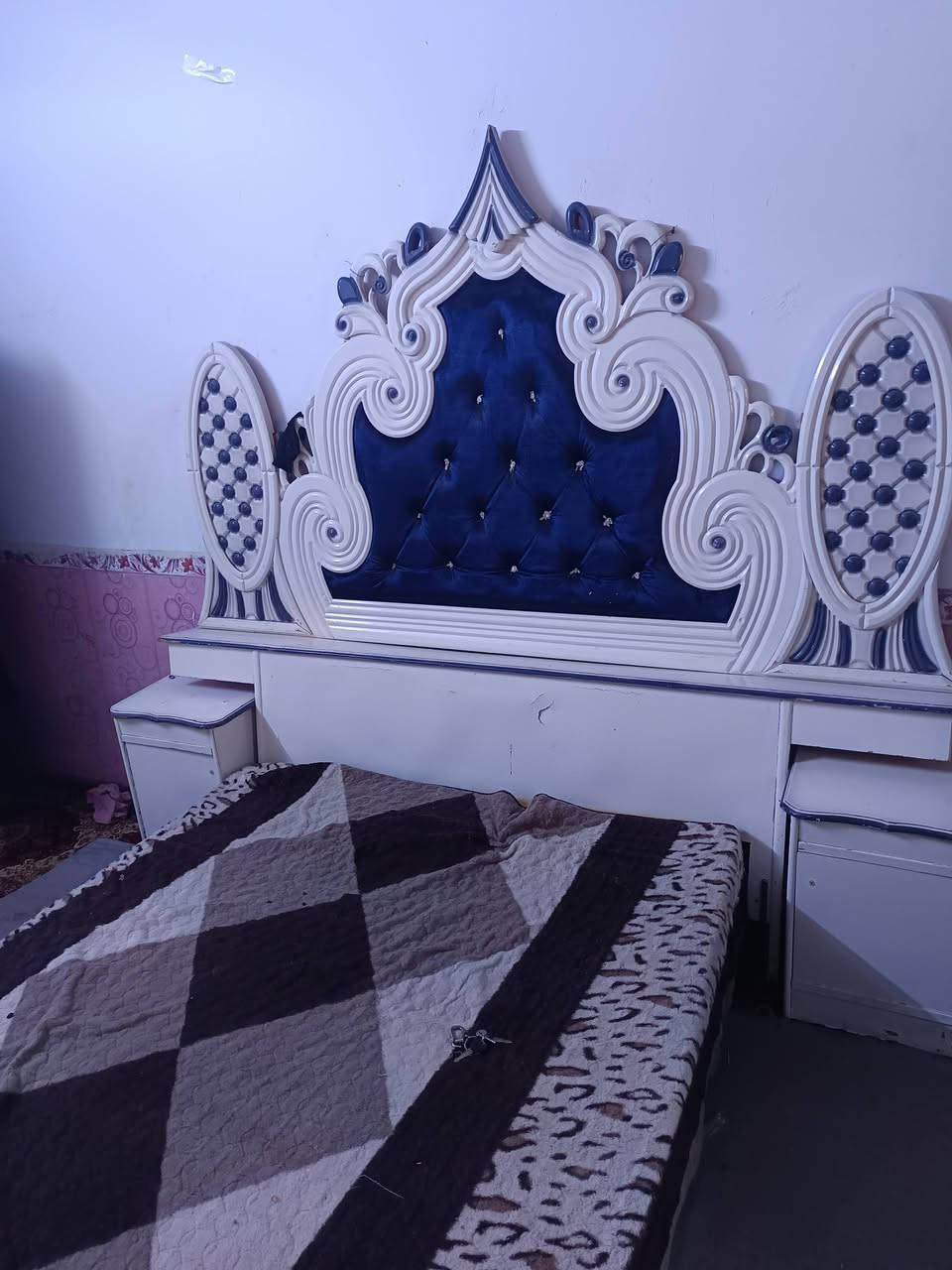 للبيع غرفه اخشاب عراقيه 500وبيه مجال ***********
