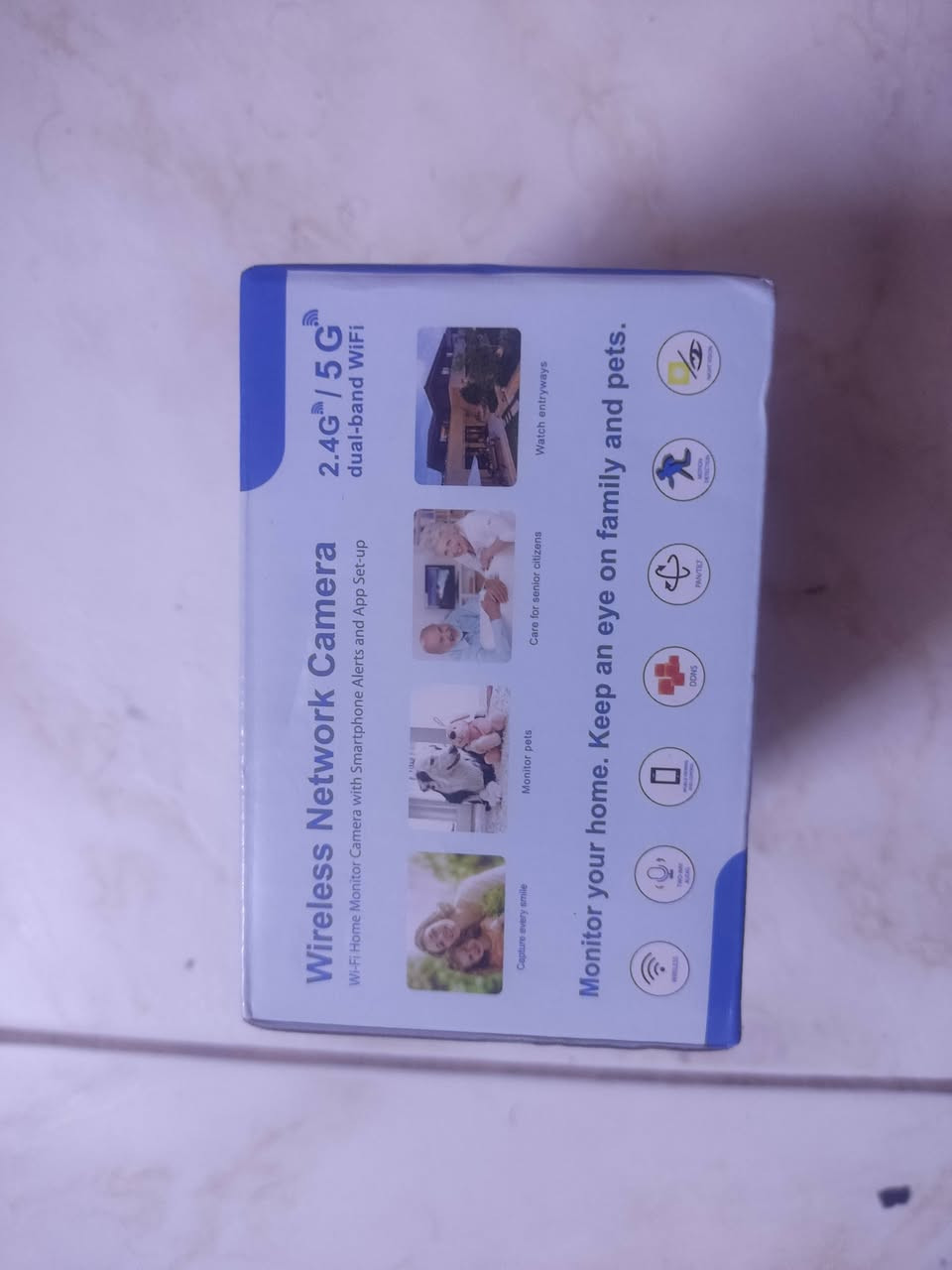 كاميرا مراقبة منزلية لاسلكية (واي فاي)، وتتميز بالمواصفات التالية:
اتصال لاسلكي (Wi-Fi): تتيح مراقبة المنزل عن بُعد عبر تطبيق الهاتف الذكي. 
رؤية ليلية: توفر تصويرًا واضحًا حتى في ظروف الإضاءة المنخفضة. 
صوت ثنائي الاتجاه: تدعم خاصية التحدث والاستماع من خلال الكاميرا. 
كشف الحركة: ترسل تنبيهات فورية إلى هاتفك عند رصد أي حركة.
السعر ٢٥


**إذا كنت صاحب هذا الإعلان وتريد حذفه لأي سبب، رجاءا أرسل رسالة إلى الدعم الفني**