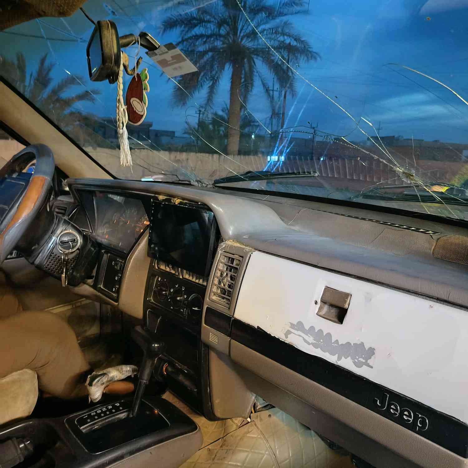 السلام عليكم 
جيب شيروكي 

موديل 1995

كير محرك بطة 

صدر امامي جديد 

صدر خلفي نص عمر

سيارة مسجلة رقم الماني 

مكان السيارة صلاح الدين - بيجي

السعر : ٣٣ وبيه مجال
للتواصل :
***********
***********
